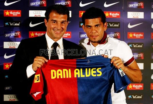Alves, con Joan Laporta, mostrando su camiseta del Bara.