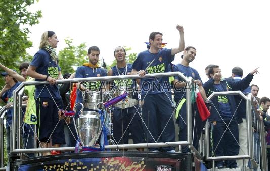 Oleguer i el primer equip, celebrant a Barcelona la segona Champions.