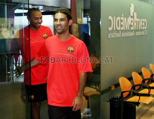 Henry i Mrquez somriuen a la seva arribada als Serveis Mdics del club.