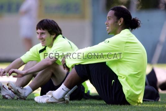 El brasiler sonre, al lado de un joven Messi, en un entrenamiento de la temporada 2005/06.