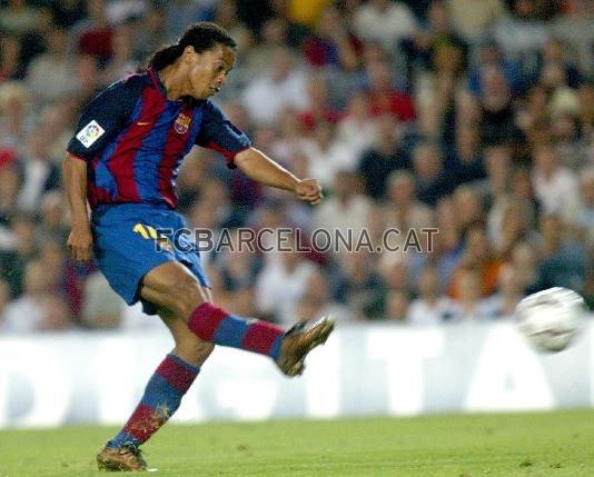Ronaldinho, en el moment d'impactar a la pilota en el seu primer gol al Camp Nou, davant el Sevilla.