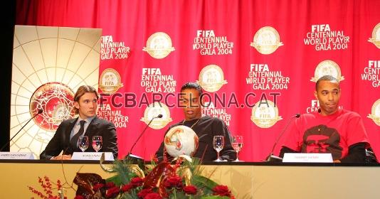 Con Shevchenko y Henry, en los premios FIFA World Player 2004.