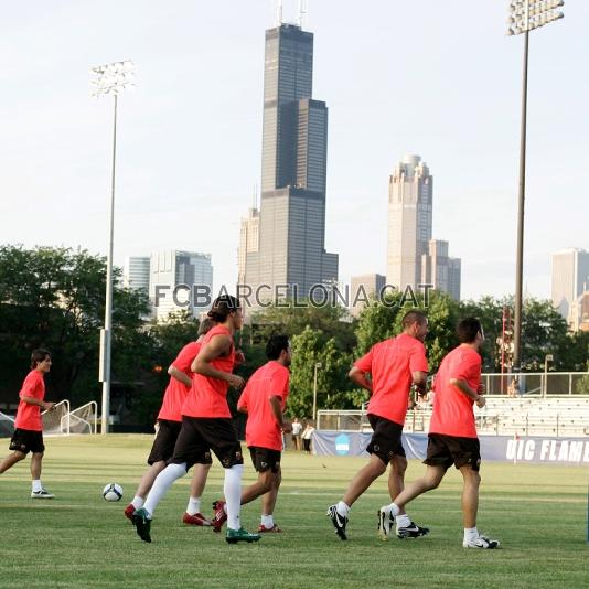 El equipo se ha ejercitado con el skyline de Chicago de fondo.