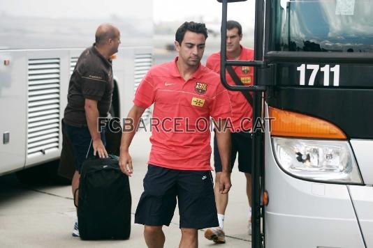 Xavi y Jorquera, subiendo al autocar que les transportara al hotel de concentracin.