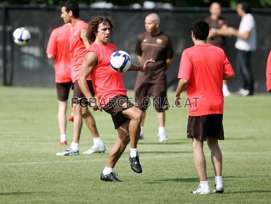 Puyol e Iniesta haciendo toques con el baln.