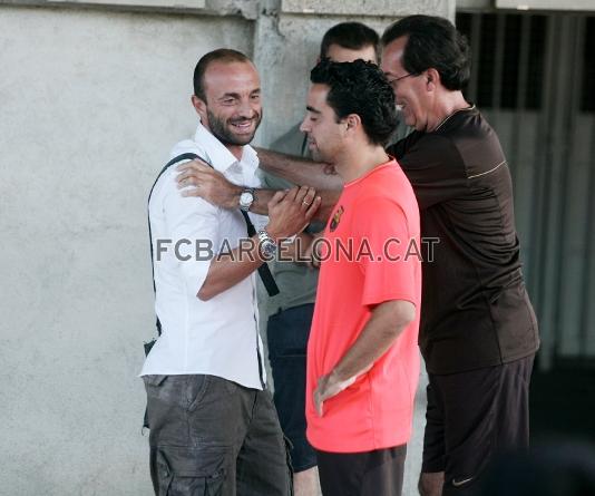 El ex jugador del Bara, ngel Cullar, ha asistido al entrenamiento y ha saludado a algunos futbolistas, como Xavi.