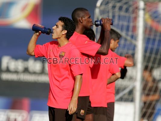 Pedro i Abidal beuen aigua.