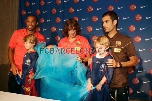 L'entrenador Pep Guardiola i els jugadors Thierry Henry i Carles Puyol han fet front com en la campanya Ms que un club: un xut contra la malria,