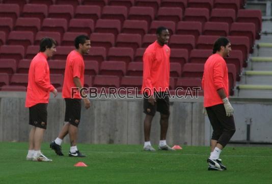 Messi, Alves, Keita y Pinto, durante un rondo.