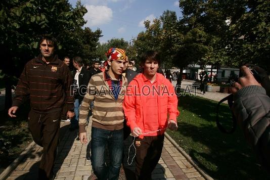Durant el passeig, Messi amb un aficionat.