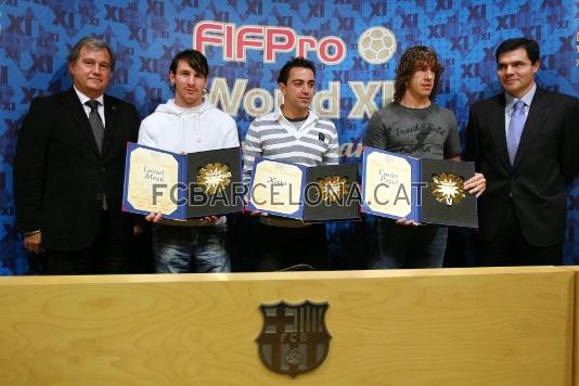 Messi, Xavi y Puyol han recibido los premios FIFPRo de la mano de Gerardo Gonzlez Movilla y Alberto Lpez, representantes de la AFE y de FIFPro en el Estado espaol.