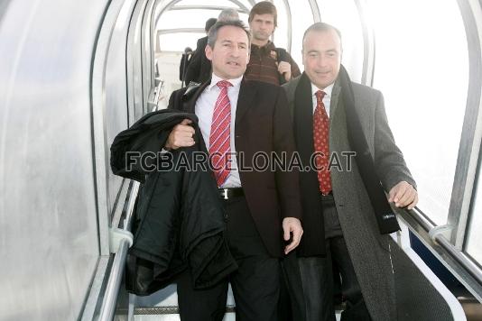 El secretario tcnico Txiki Begiristain y el directivo Rafael Yuste, en su llegada a Lisboa.