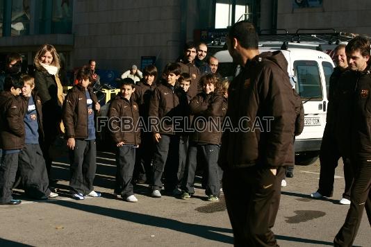 Guardiola saludando a los jvenes jugadores de las FCB Escuelas del Oriente Medio.