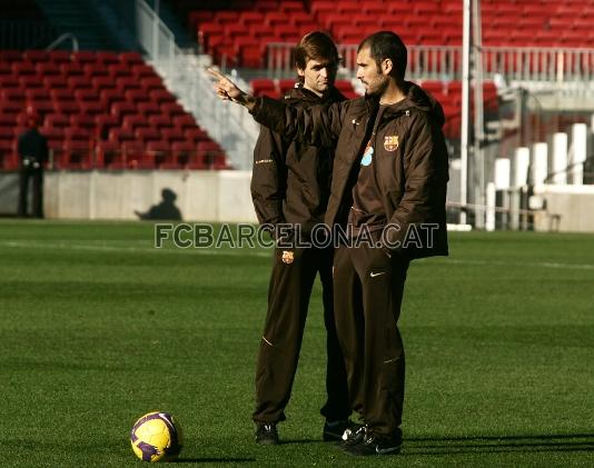 Guardiola y Vilanova, siempre atentos.