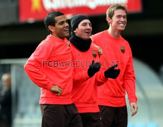 Alves, Messi y Hleb.