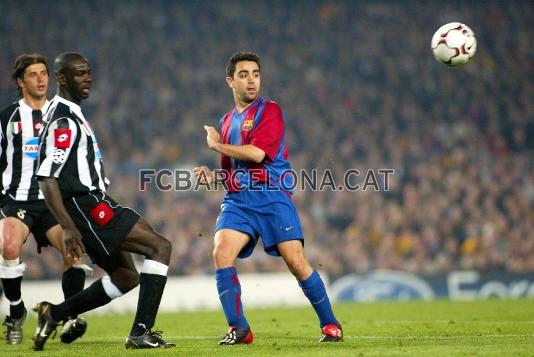 En la imatge, juntament amb Thuram, en els quarts de final de la Lliga de Campions. En aquest partit Xavi va anotar un gol, per no va poder impedir l'eliminaci del Bara contra la Juventus.