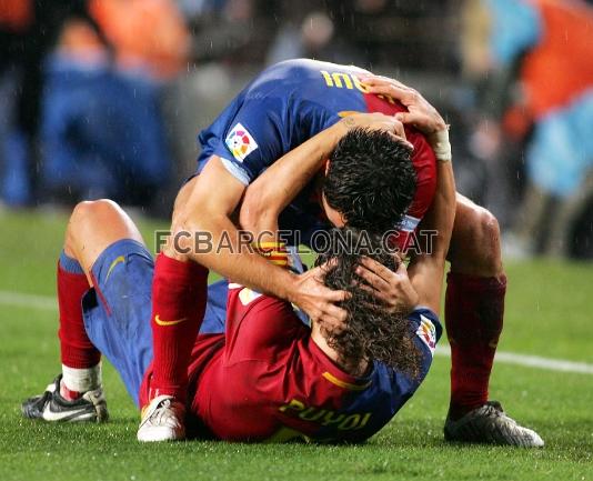 Xavi, en el seu darrer partit, el Bara-Madrid, abraant-se amb Puyol.