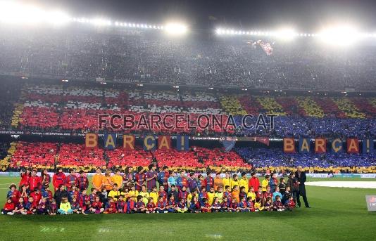 Antes del encuentro el Camp Nou, que ha registrado la mejor entrada de la temporada, ha lucido este mosaico.
