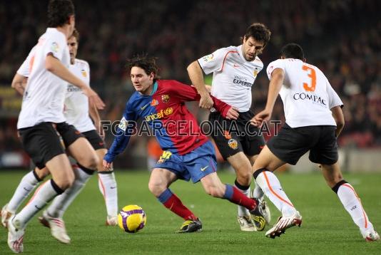 Messi, rodeado de rivales.