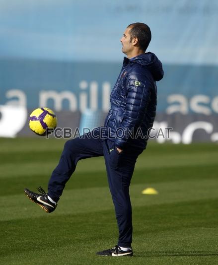 Guardiola, fent malabars. Foto: Miguel Ruiz (FCB)