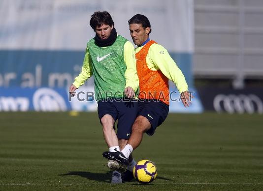 Messi i Mrquez es disputen la pilota. Foto: Miguel Ruiz (FCB)