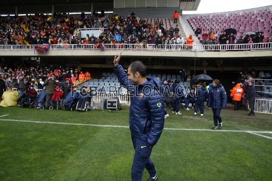 Guardiola saluda a los asistentes al entrenamiento. Foto: lex Caparrs / Miguel Ruiz (FCB)