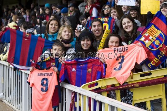 L'afici no ha oblidat les samarretes i les bufandes per assistir al Mini. Foto: lex Caparrs / Miguel Ruiz (FCB)