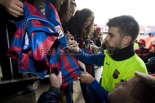 Gerard Piqu atendiendo las peticiones de los aficionados. Foto: lex Caparrs / Miguel Ruiz (FCB)