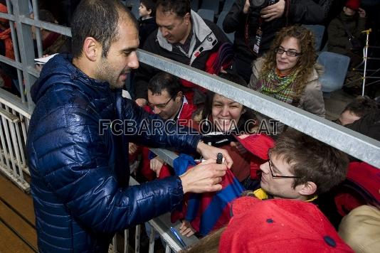 Josep Guardiola signant autgrafs als nens i nenes que s'han apropat al Mini. Foto: lex Caparrs / Miguel Ruiz (FCB)