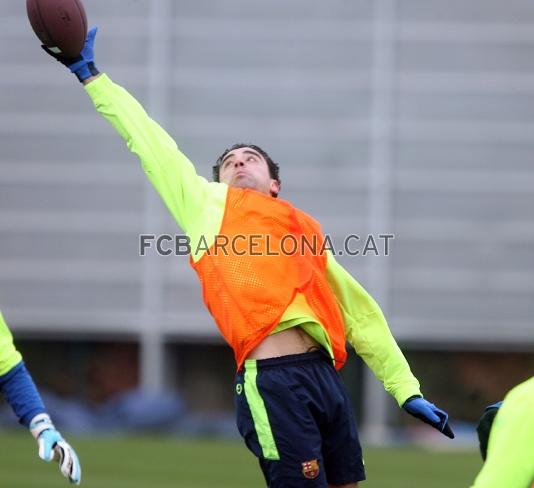 Xavi, con problemas para agarrar el baln. (Foto: Miguel Ruiz - FCB)