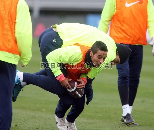Thiago y Messi, a punto de caer. (Foto: Miguel Ruiz - FCB)