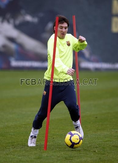 Leo Messi regateando diferentes obstculos en uno de los ejercicios que los preparadores han diseado. Foto: Miguel Ruiz - FCB