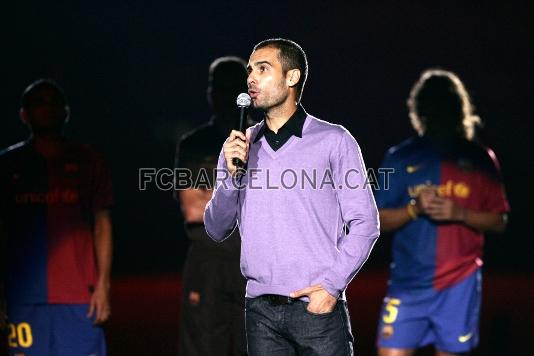 Presentacin en el Camp Nou del Bara 2008/09. All Guardiola avis que no prometa ttulos pero s esfuerzo. Foto: archivo FCB