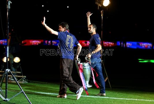 Josep Guardiola i Tito Vilanova oferint la Lliga de Campions a l'afici que omplia el Camp Nou. Foto: arxiu FCB