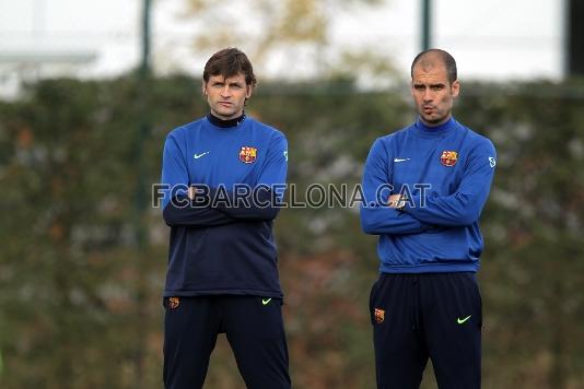 Josep Guardiola y Tito Vilanova observando el entrenamiento. Foto: Miguel Ruiz - FCB.