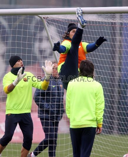 Ibrahimovic, que no jugar diumenge, xuta el travesser amb la bota. Foto: Miguel Ruiz - FCB