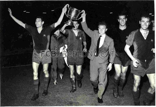 Segarra i Josep Gonzalvo ofereixen el trofeu a l'afici. Foto: Arxiu FCB
