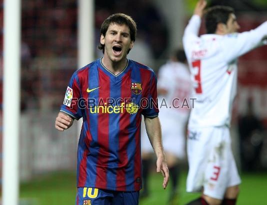 El partit de tornada, al Snchez Pizjun (0-1), va deixar el Bara fora de la Copa. En la imatge, Messi es lamenta. Foto: Arxiu FCB