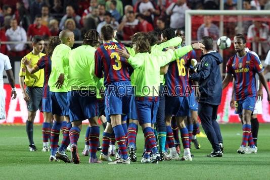 El equipo celebr el triunfo en Sevilla (2-3) como lo que era: media Liga. Faltaba una victoria para el ttulo. Foto: Archivo FCB