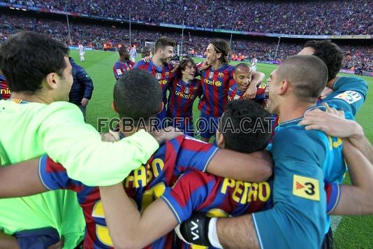 Una semana ms tarde, una nueva pia para celebrar la Liga de los 99 puntos. El Camp Nou fue una fiesta. Foto. Archivo FCB