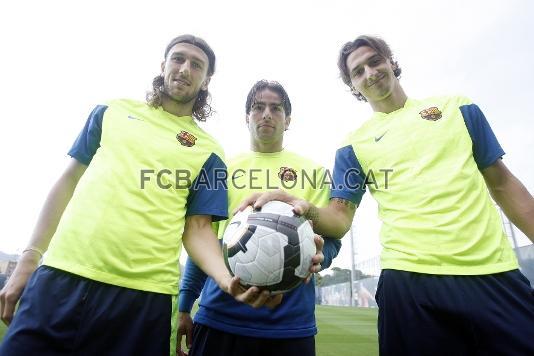 Un cop superada la cita a Mnaco, tots tres fitxatges van poder-se fer la foto com a jugadors del Bara. Foto: Arxiu FCB