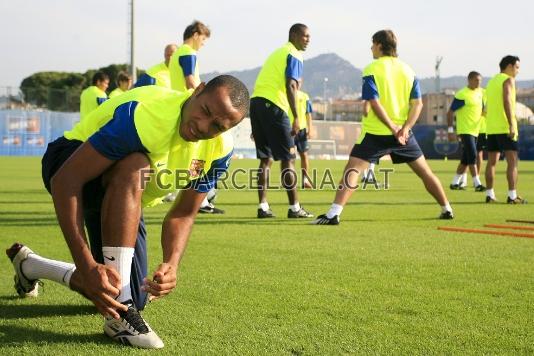 Thierry Henry se ata las botas antes de salir a entrenar.