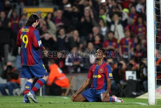 Una vez recuperado, celebrando con Messi un gol en el Bara-Levante (5-1), partido en el que anot un hat-trick.