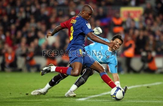 Davant del porter Asenjo i fent un dels quatre gols que va marcar en el Bara-Valladolid (6-0).