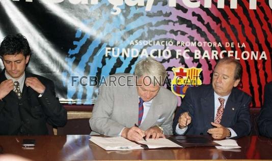 Amb el president Nuez i el seu segon, Jos Mourinho, el dia que va signar com a entrenador del Bara (1996).