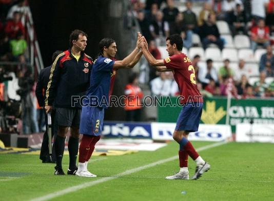 El momento de su debut en Liga, sustituyendo a Sergio Busquets en un Sporting-Barça (1-6)