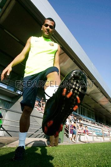 Alves, arribant al camp d'entrenament de la Ciutat Esportiva.
