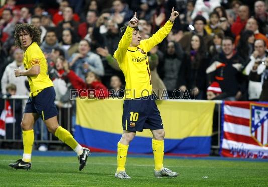 Messi sale aplaudido del Caldern despus de un hat-trick en la ida de los octavos de Copa, contra el Atltico (1-3).