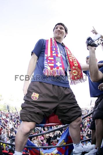 La ra por las calles de Barcelona permiten ver a un Messi absolutamente feliz.