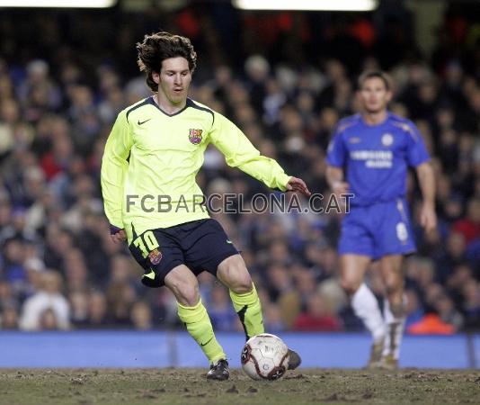 En Stamford Bridge, en los octavos de la Champions de la temporada 2005/06, Messi es uno de los protagonistas de la victoria azulgrana (1-2).